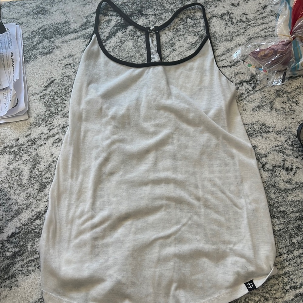 Flag nor fail white stringer tank